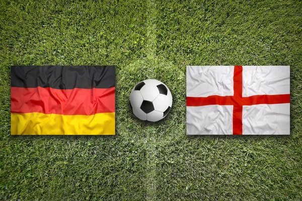 Γερμανία vs. Αγγλία σημαίες σε γήπεδο ποδοσφαίρου — Φωτογραφία Αρχείου
