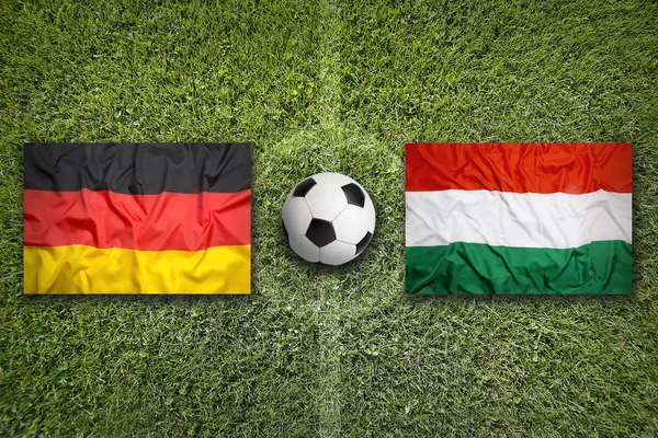 サッカーのフィールドでドイツ対ハンガリー フラグ — ストック写真