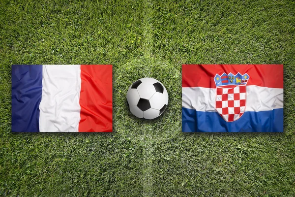 Fransa vs Hırvatistan futbol sahası üzerinde bayraklar