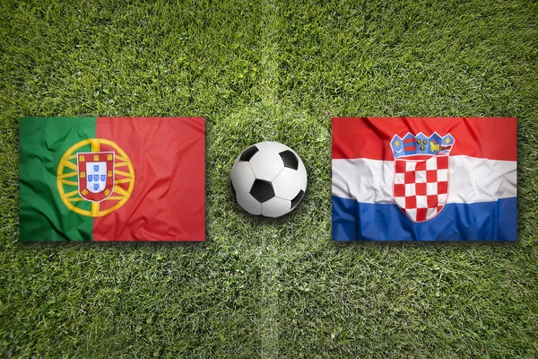 Флаги Португалии и Хорватии на футбольном поле — стоковое фото