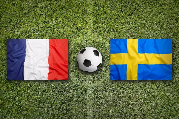 Франції проти Швеції прапорів на футбольному полі — стокове фото