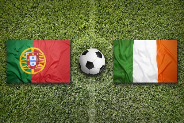 Portugal vs. Irland flaggor på fotbollsplan — Stockfoto