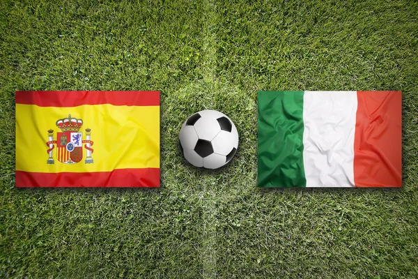 Флаги Испании и Италии на футбольном поле — стоковое фото