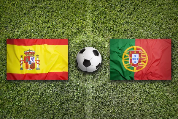 Флаги Испании и Португалии на футбольном поле — стоковое фото