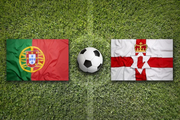 Флаги Португалии и Северной Ирландии на футбольном поле — стоковое фото