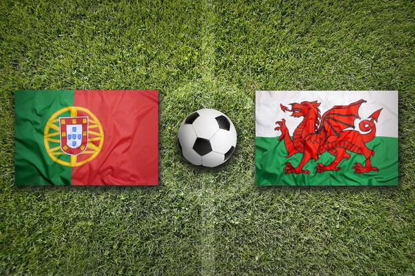 Флаги Португалии и Уэльса на футбольном поле — стоковое фото
