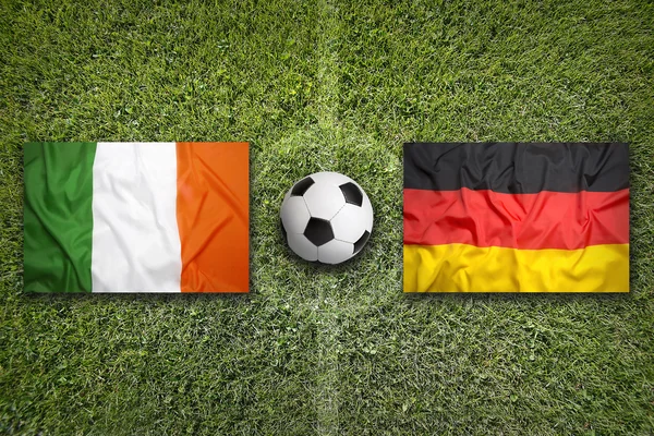 Ιρλανδία vs. Γερμανία σημαίες σε γήπεδο ποδοσφαίρου — Φωτογραφία Αρχείου