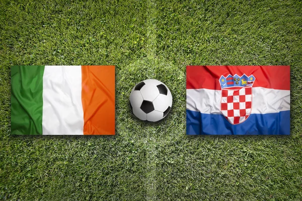 Флаги Ирландии и Хорватии на футбольном поле — стоковое фото