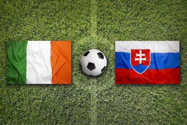 Island vs Polen flaggor på szoccer fältet — Stockfoto