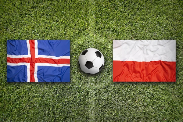 Ісландська проти Польщі прапори на szoccer полі — стокове фото