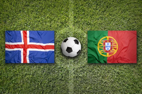 Флаги Исландии и Португалии на футбольном поле — стоковое фото
