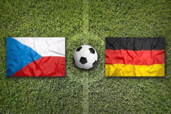 Τσεχία vs. Γερμανία σημαίες σε γήπεδο ποδοσφαίρου — Φωτογραφία Αρχείου