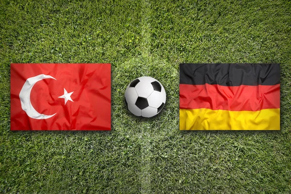 ドイツ対トルコ サッカー フィールドにフラグを設定します。 — ストック写真