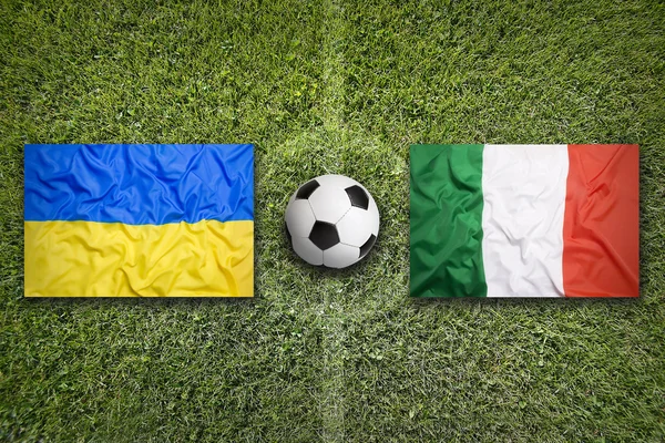 Ucrania vs. Italia banderas en el campo de fútbol —  Fotos de Stock