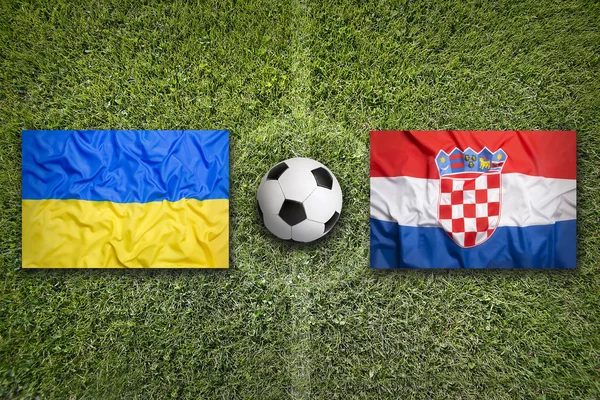 クロアチア対ウクライナ サッカー フィールドにフラグを設定します。 — ストック写真