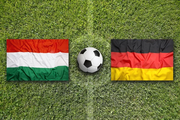 Ουγγαρία vs. Γερμανία σημαίες σε γήπεδο ποδοσφαίρου — Φωτογραφία Αρχείου