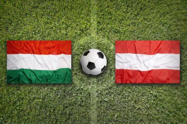 Avusturya vs Macaristan futbol sahası üzerinde bayraklar