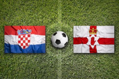 Kuzey İrlanda vs Hırvatistan futbol sahası üzerinde bayraklar