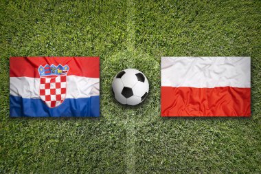 Hırvatistan vs Polonya futbol sahası üzerinde bayraklar