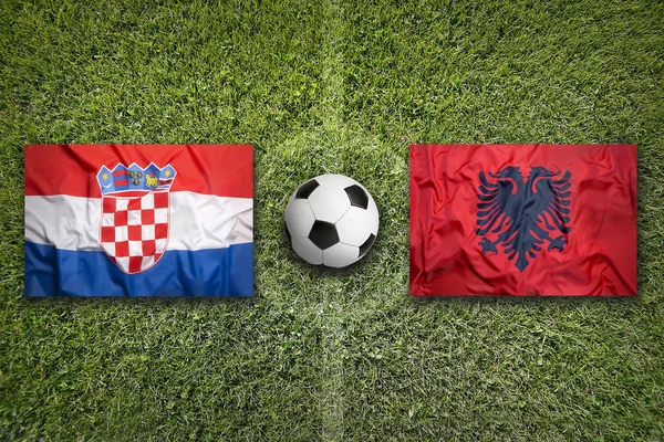 Хорватія проти Албанія прапори на футбольному полі — стокове фото