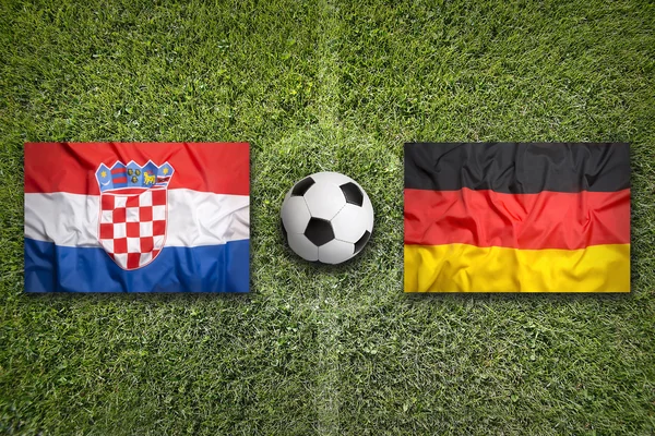ドイツ対クロアチア サッカー フィールドにフラグを設定します。 — ストック写真
