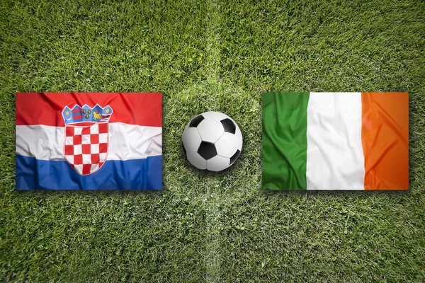 Флаги Хорватии и Ирландии на футбольном поле — стоковое фото