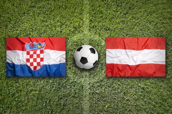 Хорватія проти Австрії прапори на футбольному полі — стокове фото