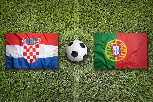 Хорватія проти Португалії прапори на футбольному полі — стокове фото