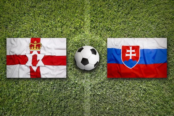 Прапори Північної Ірландії проти Словаччини на футбольному полі — стокове фото