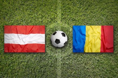 Romanya vs Avusturya futbol sahası üzerinde bayraklar