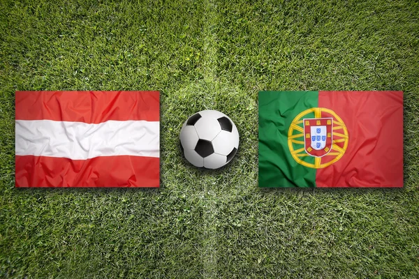 Австрія проти Португалії прапори на футбольному полі — стокове фото