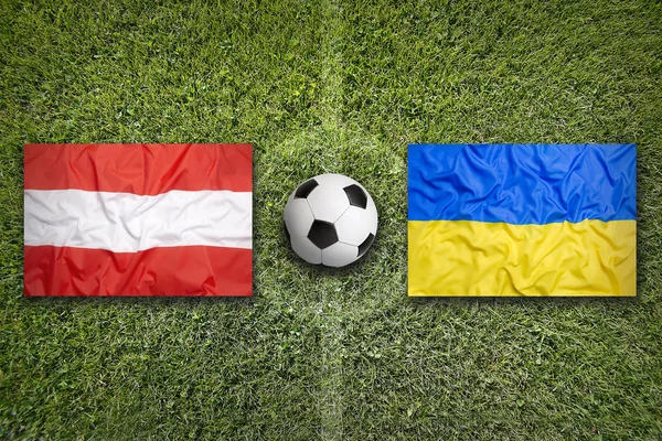 Австрія проти України прапори на футбольному полі — стокове фото