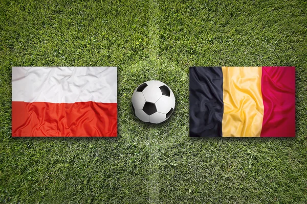 ベルギー対ポーランド サッカーのフィールドにフラグを設定します。 — ストック写真