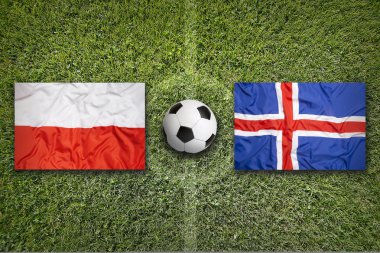 İzlanda vs Polonya futbol sahası üzerinde bayraklar