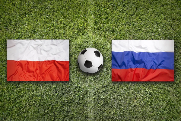 Polen vs Ryssland flaggor på fotbollsplan — Stockfoto