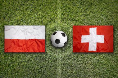 İsviçre vs Polonya futbol sahası üzerinde bayraklar