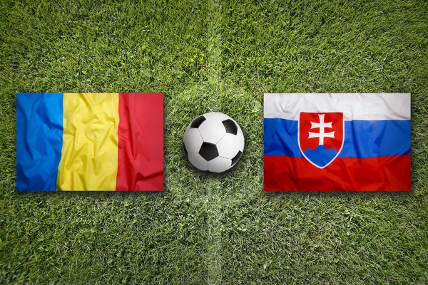 Rumänien vs Slovakien flaggor på fotbollsplan — Stockfoto