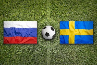 Rusya vs İsveç futbol sahası üzerinde bayraklar