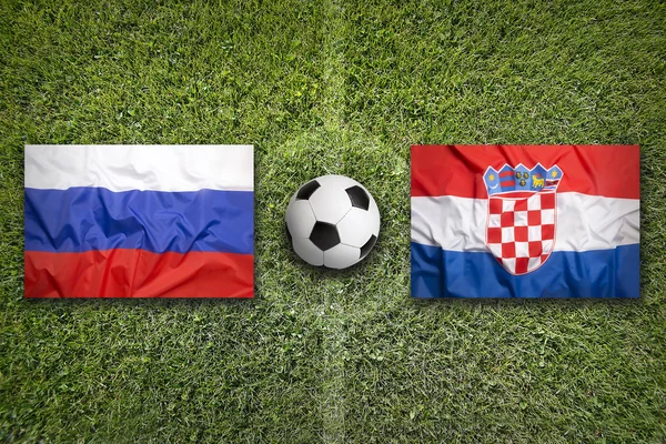 Ryssland vs Kroatien flaggor på fotbollsplan — Stockfoto