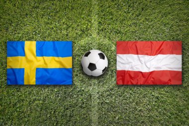 Avusturya vs İsveç futbol sahası üzerinde bayraklar