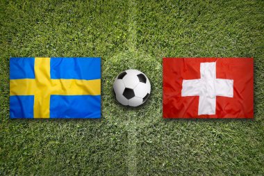 İsviçre vs İsveç futbol sahası üzerinde bayraklar