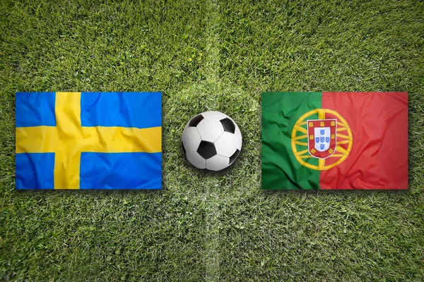 瑞典主场迎战葡萄牙国旗上足球场 — 图库照片