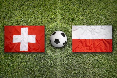 İsviçre vs Polonya futbol sahası üzerinde bayraklar