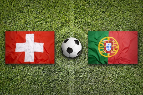 Флаги Швейцарии и Португалии на футбольном поле — стоковое фото