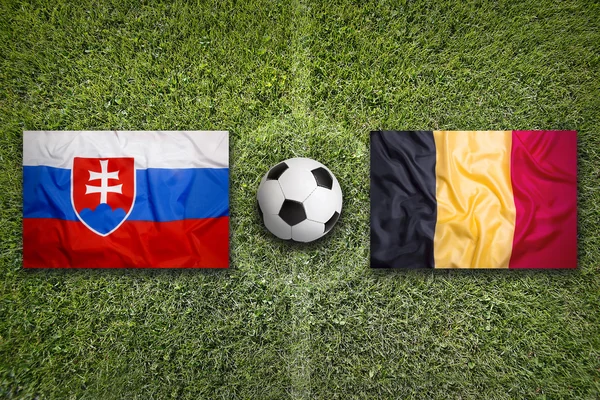 Slovakien vs Belgien flaggor på fotbollsplan — Stockfoto