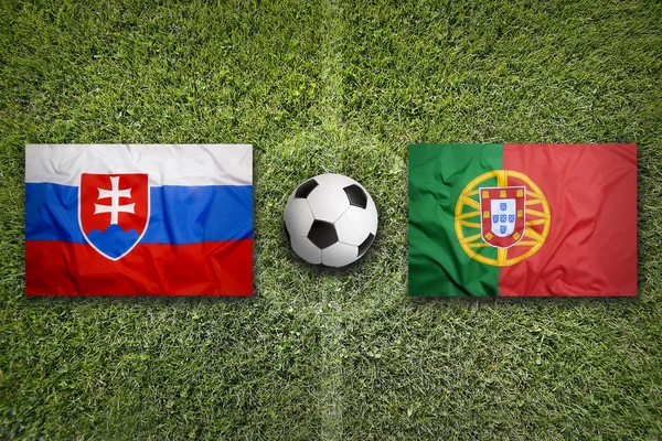 Словаччина проти Португалії прапори на футбольному полі — стокове фото