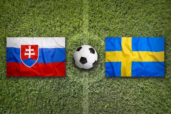 Прапори Словаччину проти Швеції на футбольному полі — стокове фото