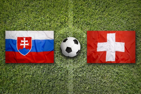 Slovakien vs Schweiz flaggor på fotbollsplan — Stockfoto