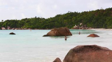 Anse Lazio, Seyşel Adaları üzerinde Denizde yüzme çiftler