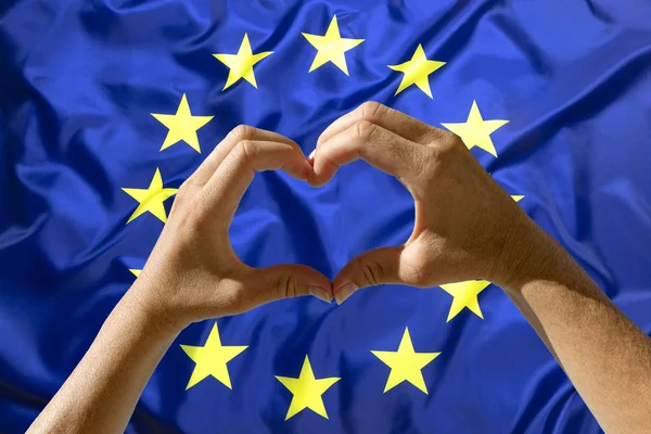 Kéz a szív szimbólum, európai uniós zászlót — Stock Fotó